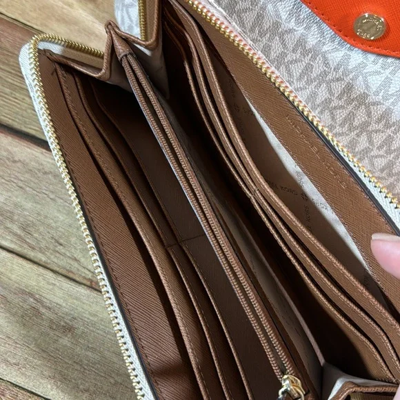 NWOT- Jet Set Medium Multifunction Pocket Tote Bag with Wallet - Picture 15 of 16